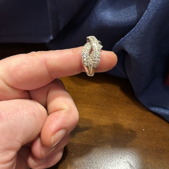 Gorgeous women’s banded diamond style ring - Picture 2 of 4